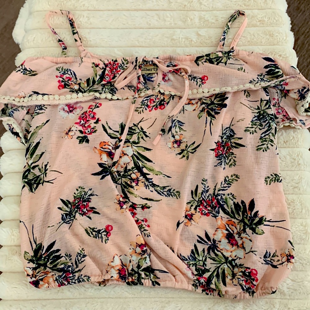 Crop spaghetti strap with shoulder open